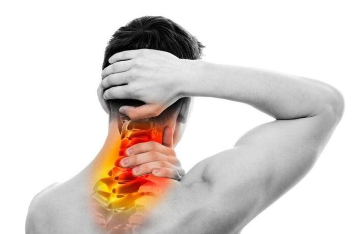 Симптом на цервикална остеохондроза е постојана или мачна болка. 