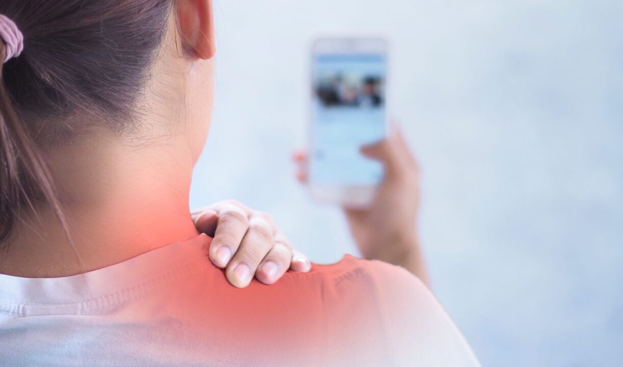 Најчесто, вратот боли поради неправилно држење, на пример, ако некое лице користи паметен телефон долго време